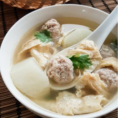 Bean curd and meatballs soup